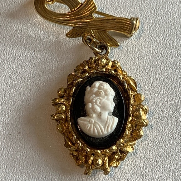 Jewelry - Elegant Vintage Gold and Black Cameo Collar Brooch